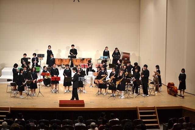 鈴木卓爾監督作「楽隊のうさぎ」吹奏楽部の生演奏でクランクアップ！