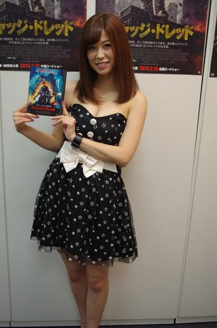 グラドル永作あいり、大ざっぱな性格をアメコミの達人に“ジャッジ”される