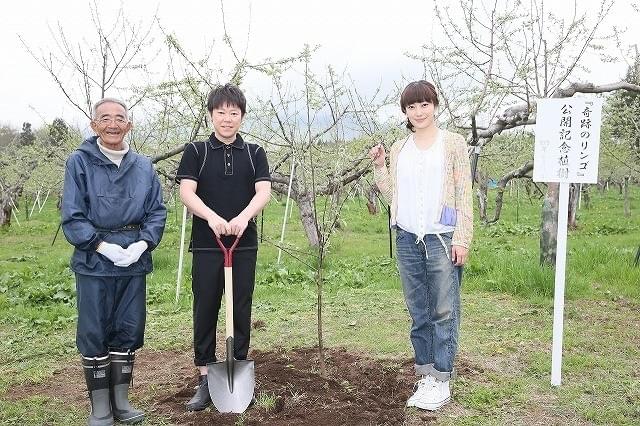 菅野美穂、号泣 「奇跡のリンゴ」モデル本人と再会し感極まる