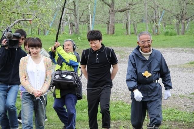 菅野美穂、号泣 「奇跡のリンゴ」モデル本人と再会し感極まる