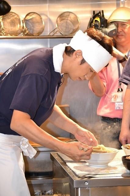 谷原章介、“ラーメンの神様”山岸一雄氏に弟子入り？