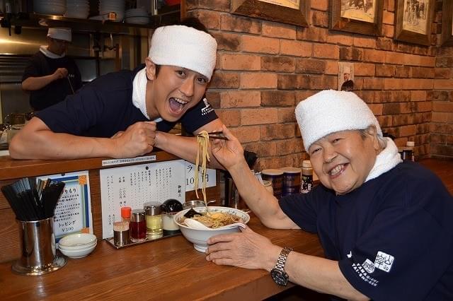 谷原章介、“ラーメンの神様”山岸一雄氏に弟子入り？