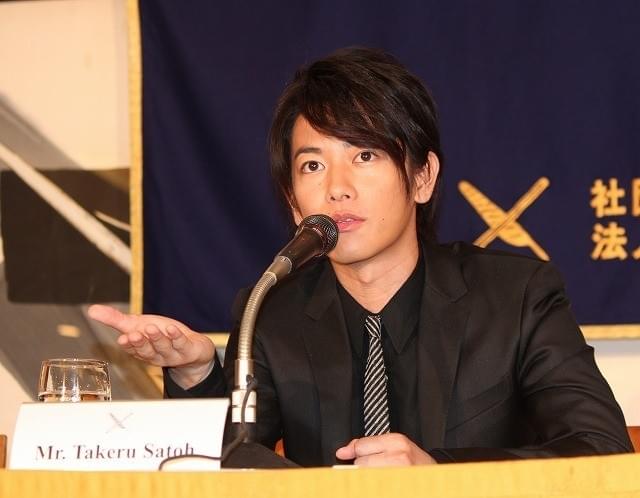 会見する佐藤健