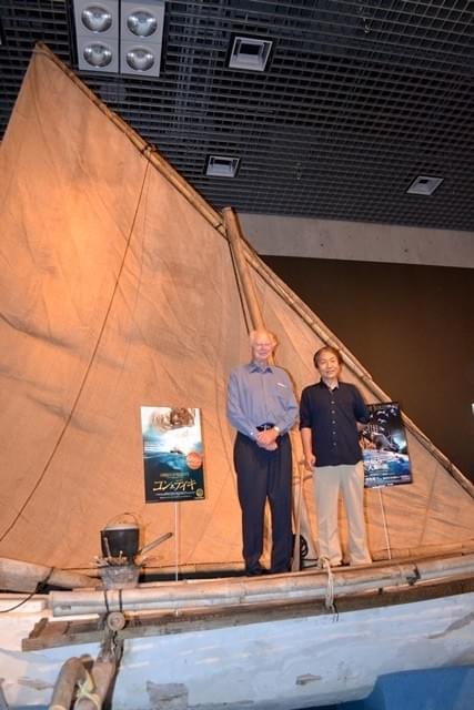 「縄文号」の前でフォトセッションに応じる ヘイエルダール・Jr.氏と関野氏