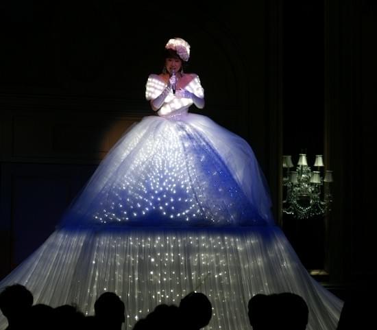 小林幸子、50周年新衣装を披露 蛍になって暗闇照らし紅白復活へ