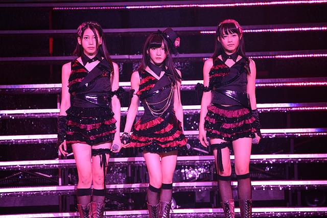 AKB48グループ研究生103人、単独武道館コンサートでフレッシュな魅力全開