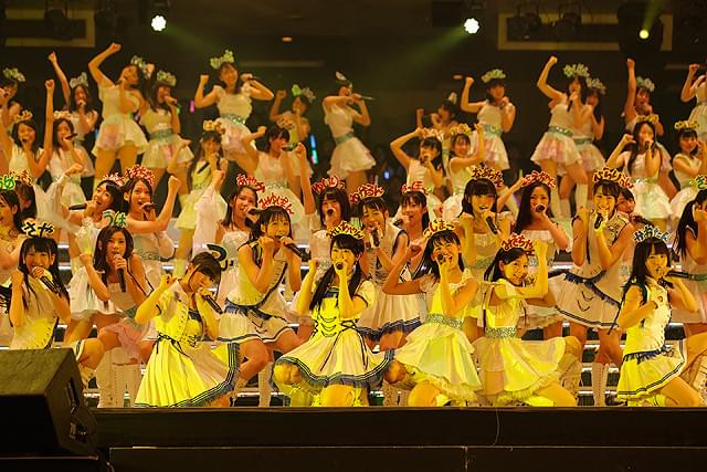 AKB48グループ研究生103人、単独武道館コンサートでフレッシュな魅力全開