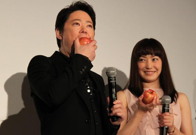 阿部サダヲ“奇跡のリンゴ”初体験に「うんめえ～！」 妻・菅野美穂ニッコリ