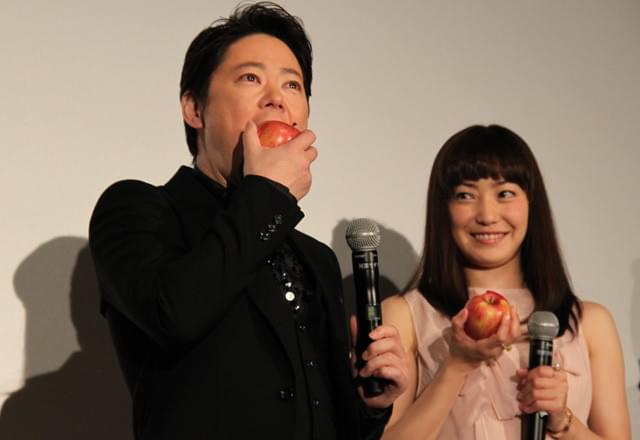 阿部サダヲ“奇跡のリンゴ”初体験に「うんめえ～！」 妻・菅野美穂ニッコリ
