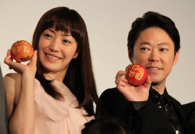阿部サダヲ“奇跡のリンゴ”初体験に「うんめえ～！」 妻・菅野美穂ニッコリ
