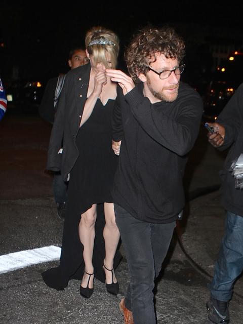 アーティストの新恋人と手をつなぐミシェル・ウィリアムズ