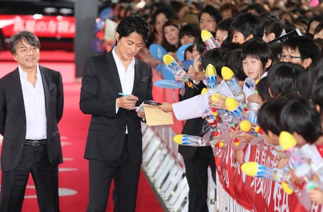 チビッ子ファンと触れ合う福山雅治