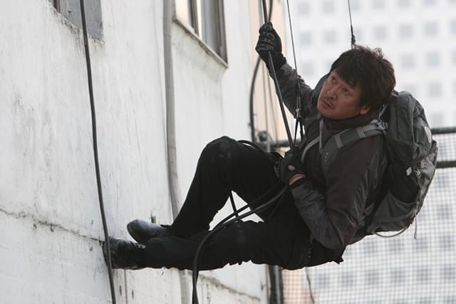 「10人の泥棒たち」ノースタントで挑む壮絶撮影メイキングが公開