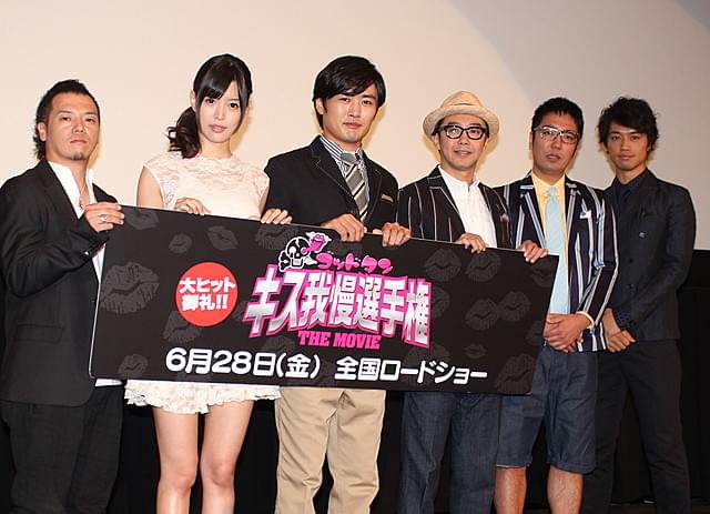 舞台挨拶に立った劇団ひとりら