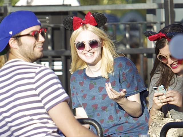 ダコタ・ファニング、ディズニーランドで大はしゃぎ