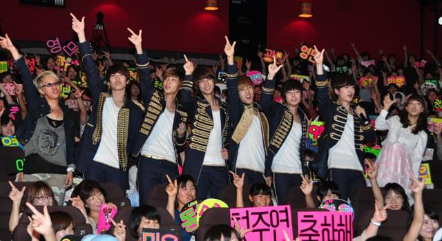 韓流グループ「BOYFRIEND」、ファンと一緒にダンスも客席でもみくちゃ