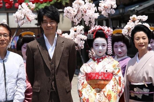 上白石萌音、舞妓姿を初披露！“センセ”役は長谷川博己