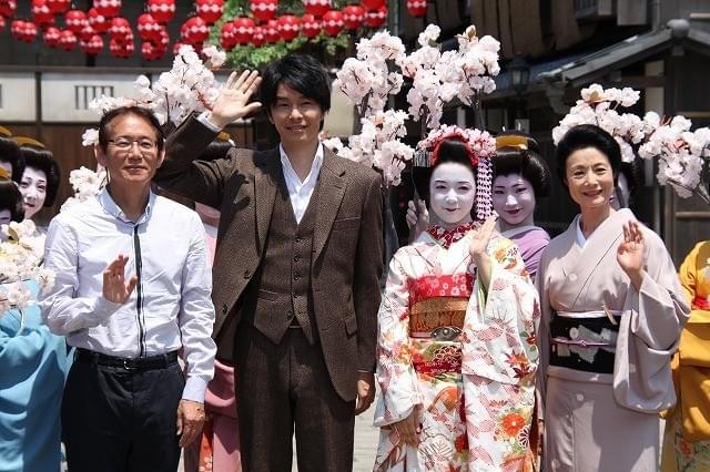 上白石萌音、舞妓姿を初披露！“センセ”役は長谷川博己