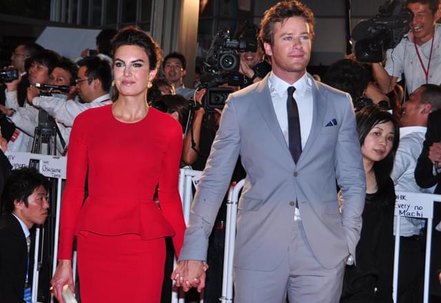 雨中のジョニー・デップにファン2000人熱狂！アーミー・ハマーは妻同伴