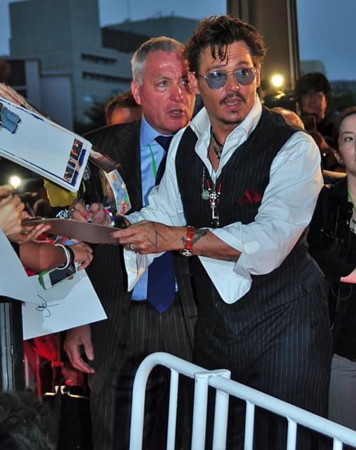 雨中のジョニー・デップにファン2000人熱狂！アーミー・ハマーは妻同伴