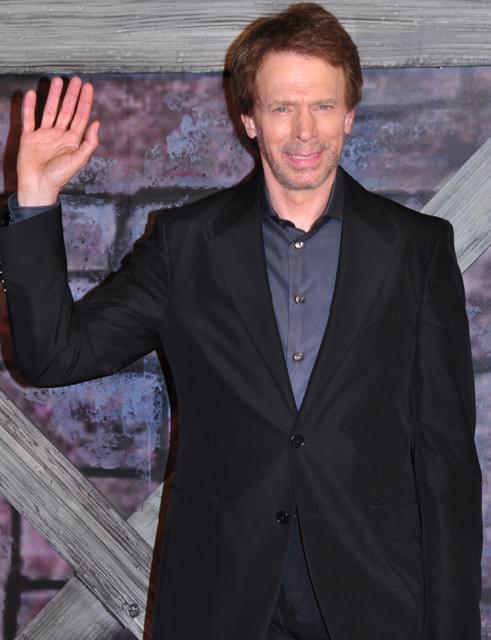 雨中のジョニー・デップにファン2000人熱狂！アーミー・ハマーは妻同伴