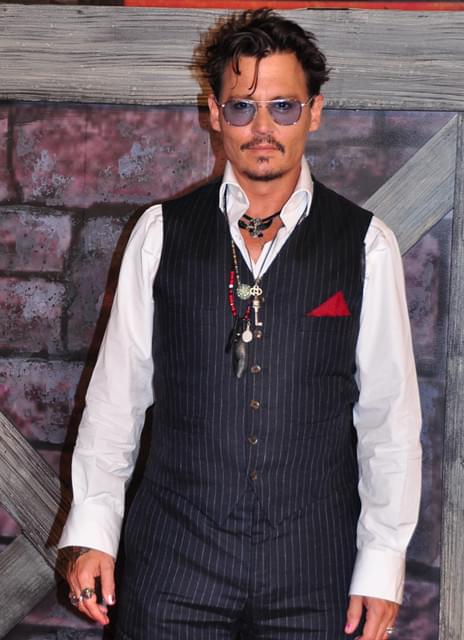 雨中のジョニー・デップにファン2000人熱狂！アーミー・ハマーは妻同伴