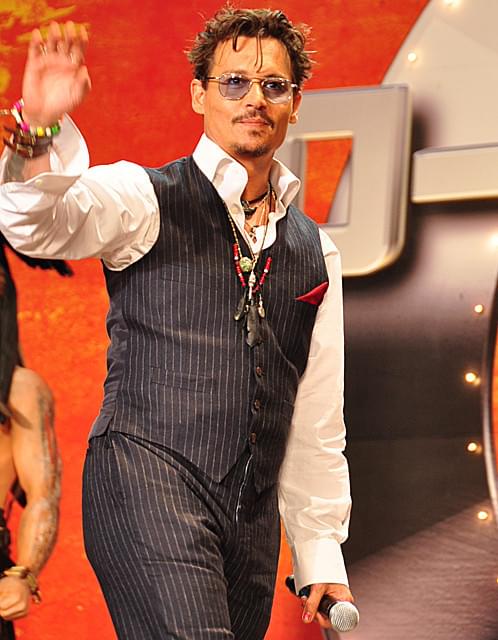 雨中のジョニー・デップにファン2000人熱狂！アーミー・ハマーは妻同伴