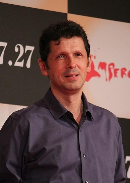 マッカーサー元帥を演じるトミー・リー・ジョーンズ、在日アメリカ大使館を訪問