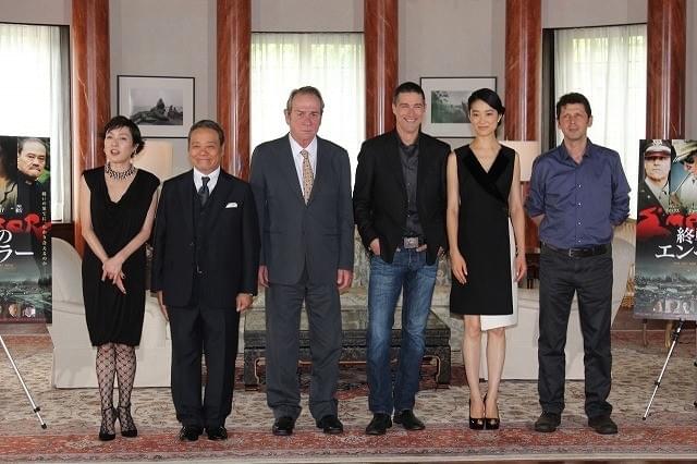 マッカーサー元帥を演じるトミー・リー・ジョーンズ、在日アメリカ大使館を訪問