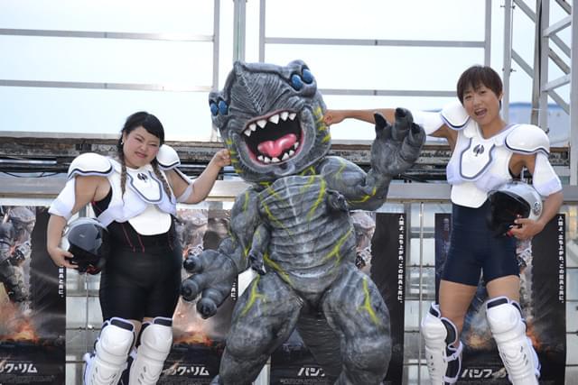 KAIJUと激闘を繰り広げた渡辺（左）としずちゃん（右）