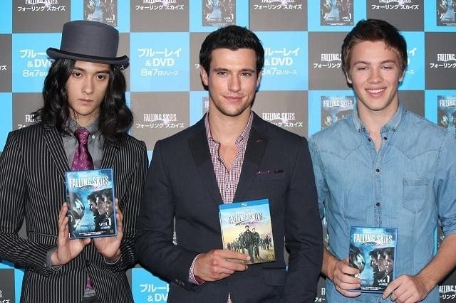 来日したドリュー・ロイ(中央)、コナー・ジェサップと栗原類