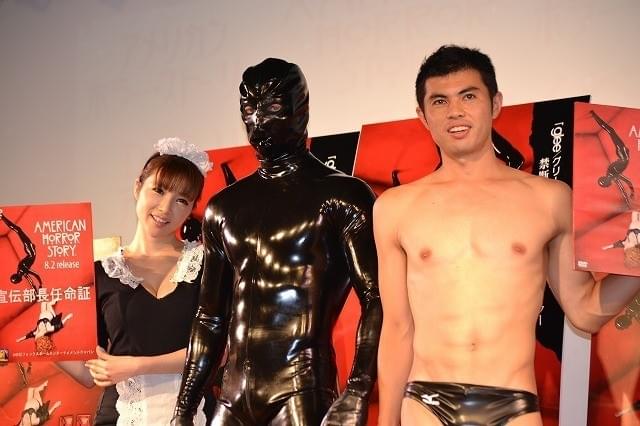 森下悠里、セクシーメイド服で小島よしおを悩殺