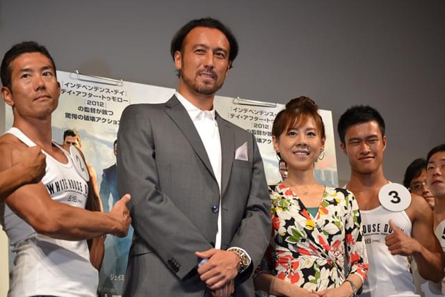 映画イベント初挑戦の闘莉王選手（中央）と、ご満悦の高橋真麻（右）