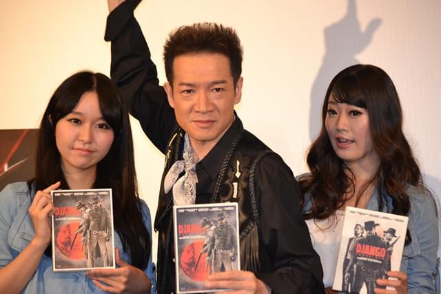 ジャンゴ・ガールを従えてノリノリの田原