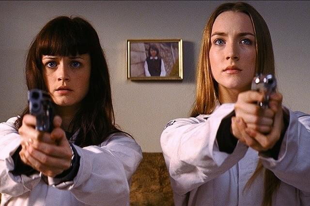 シアーシャ・ローナンが尼僧姿で銃をぶっ放す！「天使の処刑人」予告編