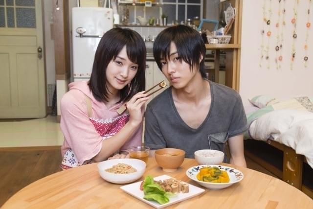 剛力彩芽＆山崎賢人、“秘密の同居”開始！原作コラボの密着写真も公開