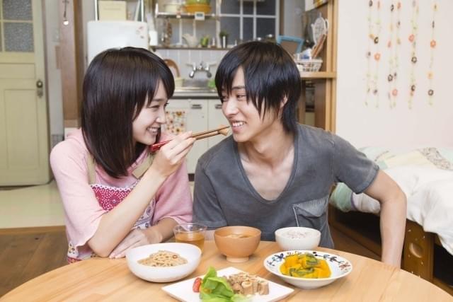 剛力彩芽＆山崎賢人、“秘密の同居”開始！原作コラボの密着写真も公開