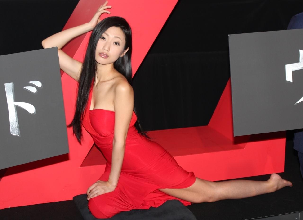 壇蜜、セクシーな“Z開脚”で「ワールド・ウォー Z」を濃厚アピール