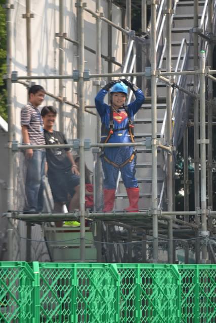 高所恐怖症の渡辺直美、スーパーマンスーツで“空中滑空”！