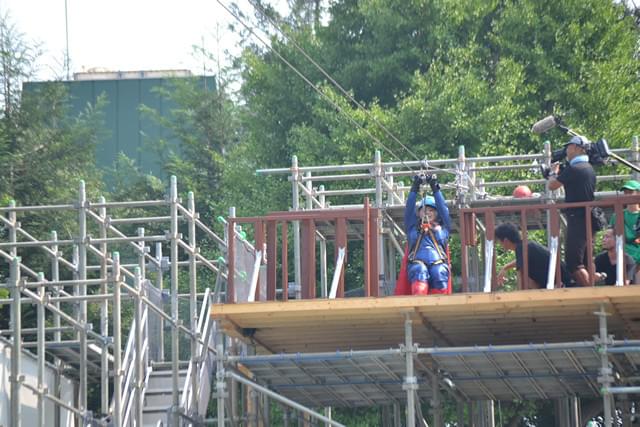 高所恐怖症の渡辺直美、スーパーマンスーツで“空中滑空”！