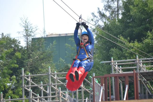 高所恐怖症の渡辺直美、スーパーマンスーツで“空中滑空”！