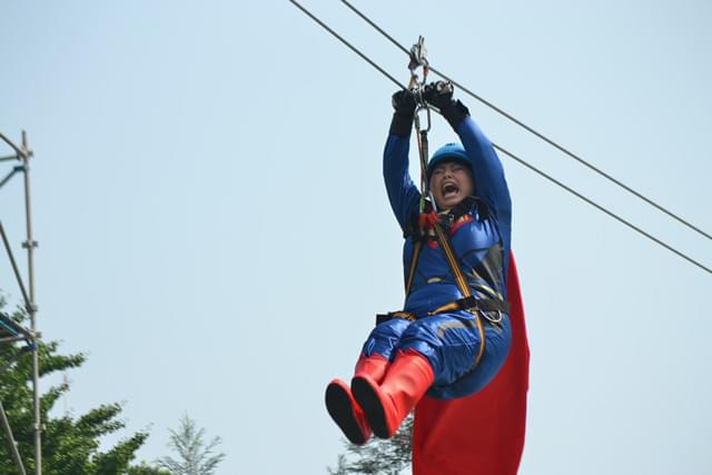 高所恐怖症の渡辺直美、スーパーマンスーツで“空中滑空”！