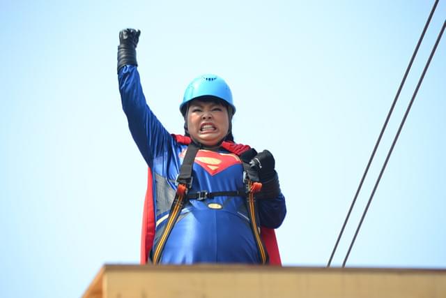 高所恐怖症の渡辺直美、スーパーマンスーツで“空中滑空”！