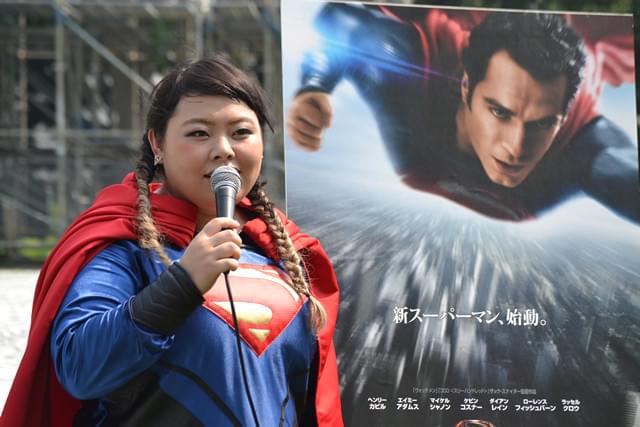 高所恐怖症の渡辺直美、スーパーマンスーツで“空中滑空”！