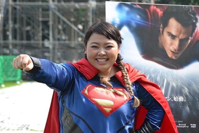 高所恐怖症の渡辺直美、スーパーマンスーツで“空中滑空”！