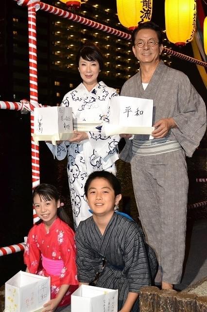 涼しげな浴衣に身を包んだ水谷豊ら