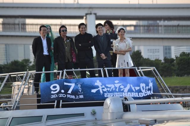 小栗旬率いる「キャプテンハーロック」海賊クルーが台場の海上に出現！