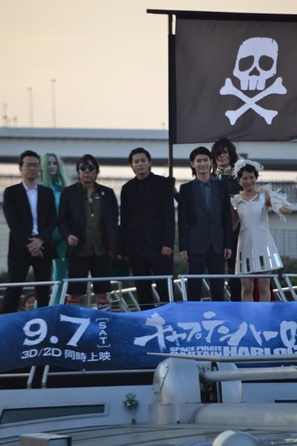 小栗旬率いる「キャプテンハーロック」海賊クルーが台場の海上に出現！