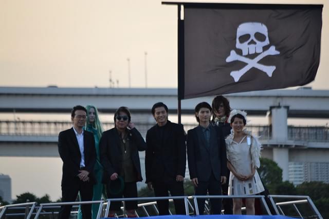 小栗旬率いる「キャプテンハーロック」海賊クルーが台場の海上に出現！