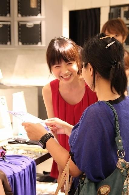 「ジェリー・フィッシュ」主演・大谷澪＆花井瑠美、笑顔絶やさず1日店長